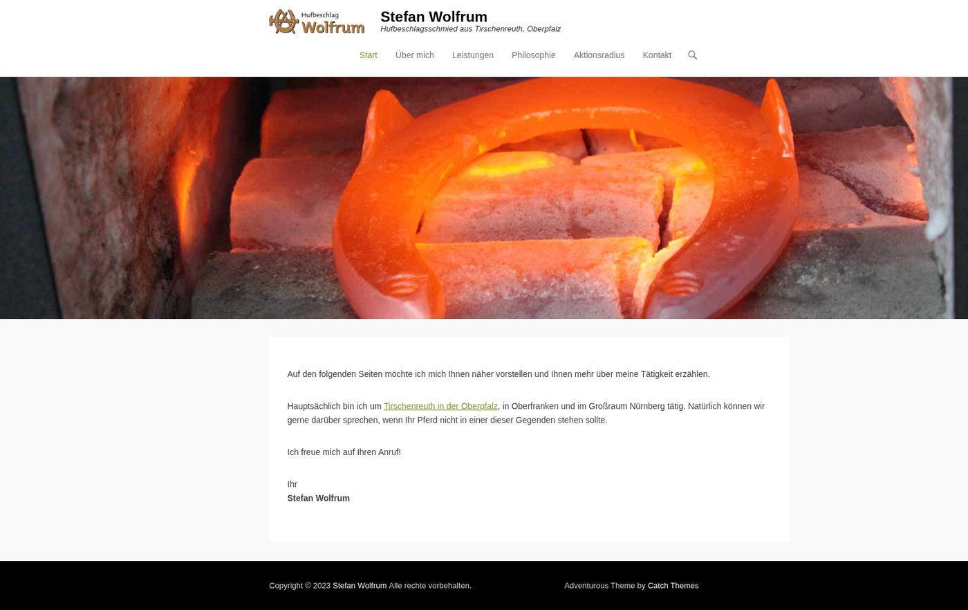 Alte Startseite: Standard-WordPress-Theme mit großem Foto eines glühenden Hufeisens und wenig Text